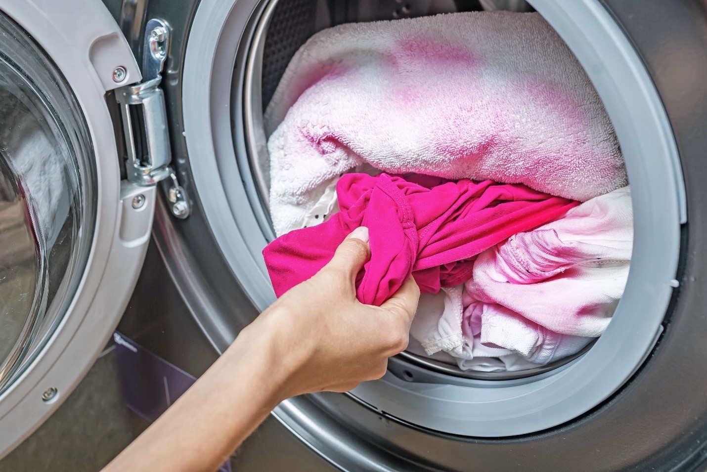 چگونه از رنگ دادن لباس‌ها هنگام شستشو جلوگیری کنیم؟ (۸ روش مؤثر و تست‌شده)